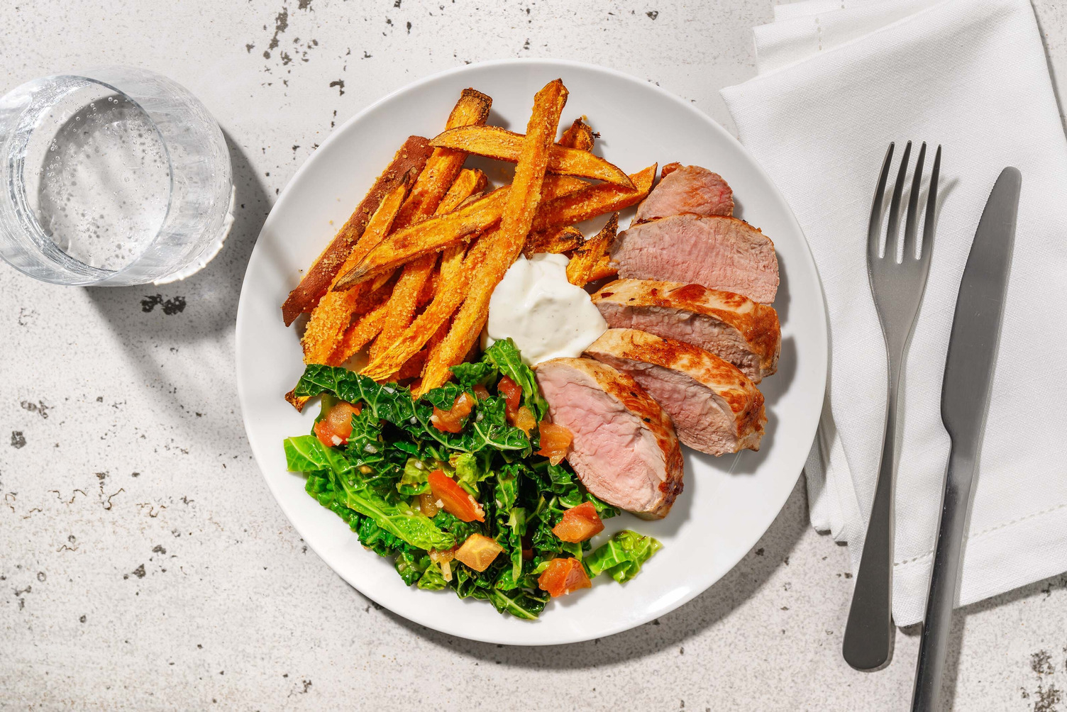 Krydret svinefliet og hvitløksgrønnkål