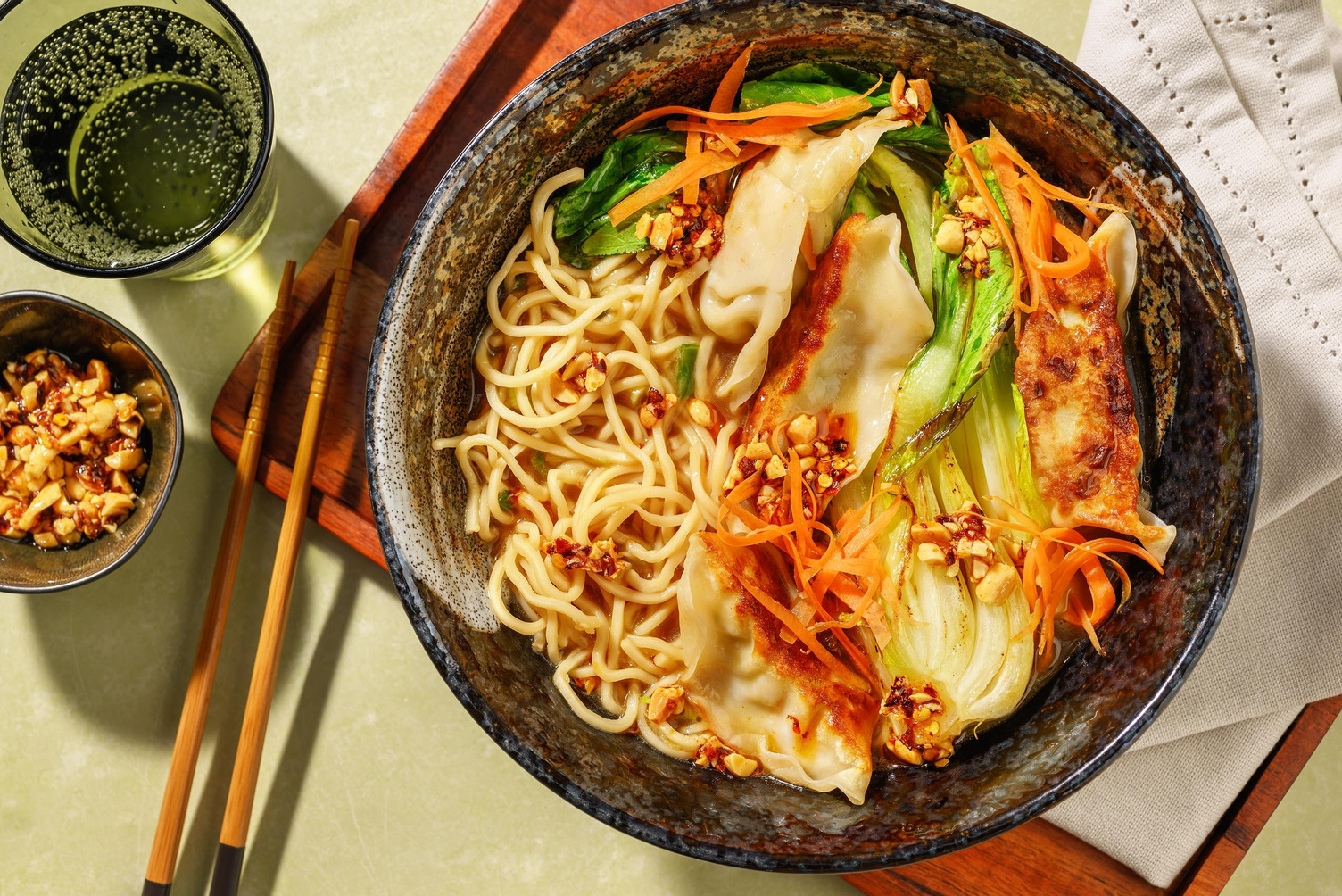 Vegetarisk gyoza- og nudelsuppe