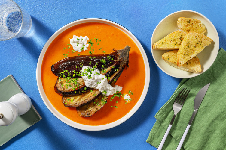 Berenjena asada con burrata italiana y salmón