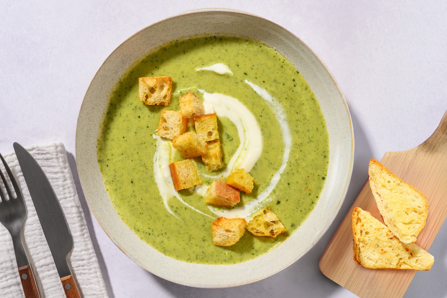 Crema de calabacín con langostinos y picatostes al pecorino