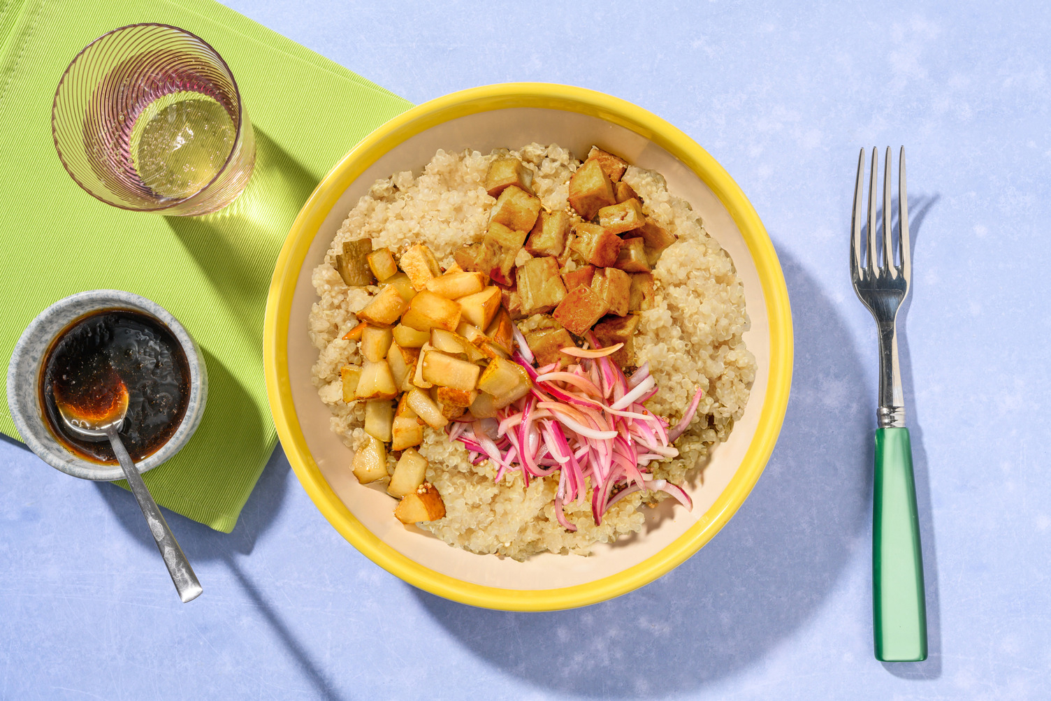 Tofu ahumado con pera caramelizada