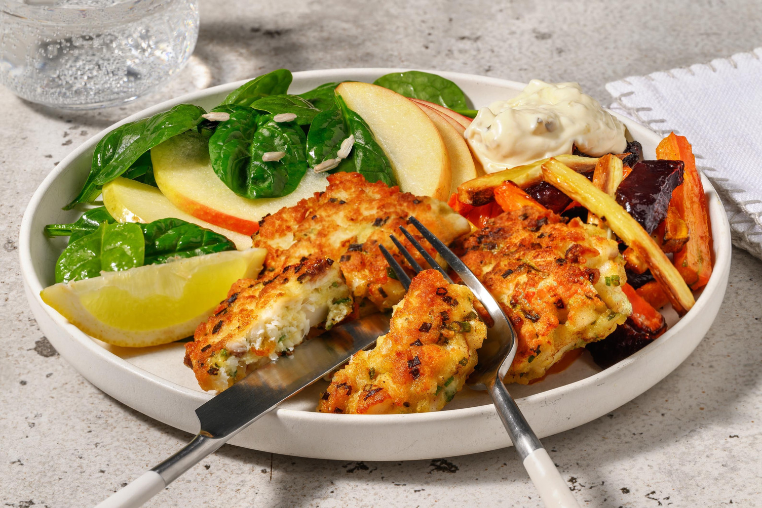 Gyldenstegte fiskefrikadeller og remoulade