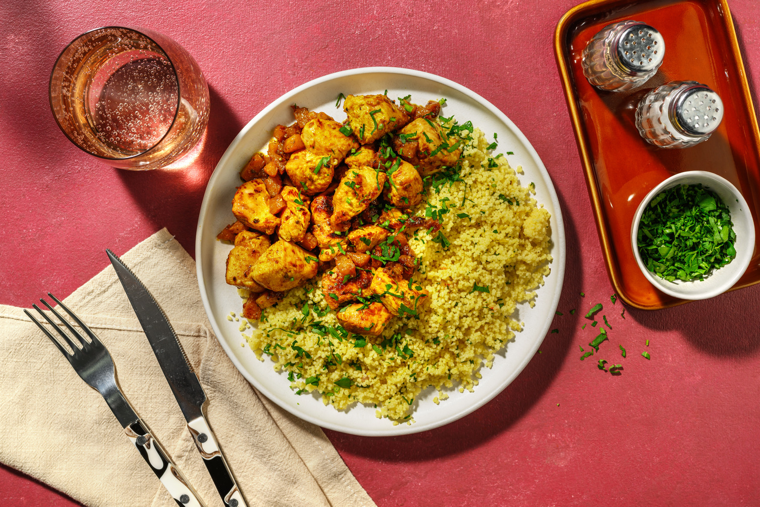 Pollo marinado con manzana y perejil