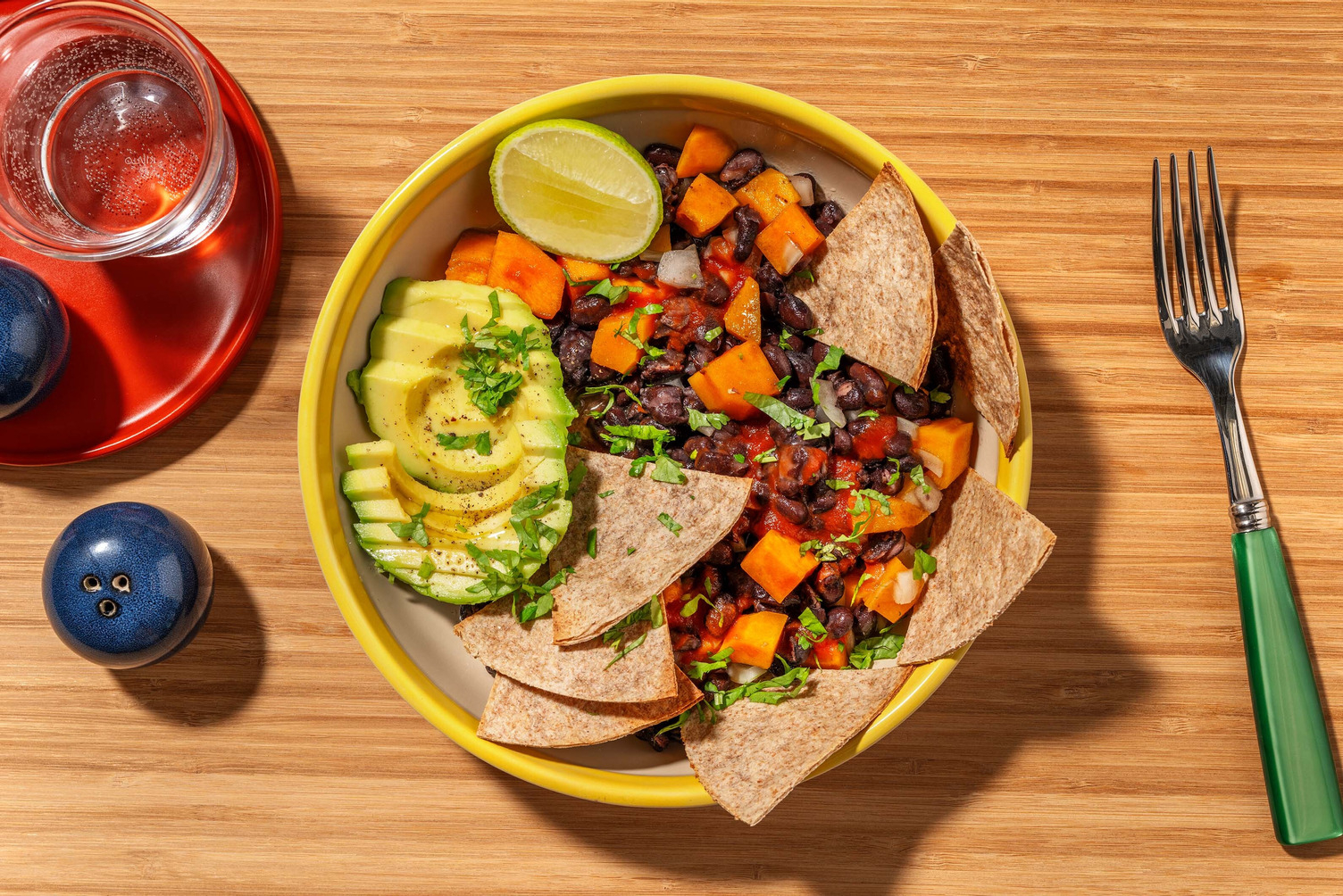Bowl alla messicana di carne e avocado