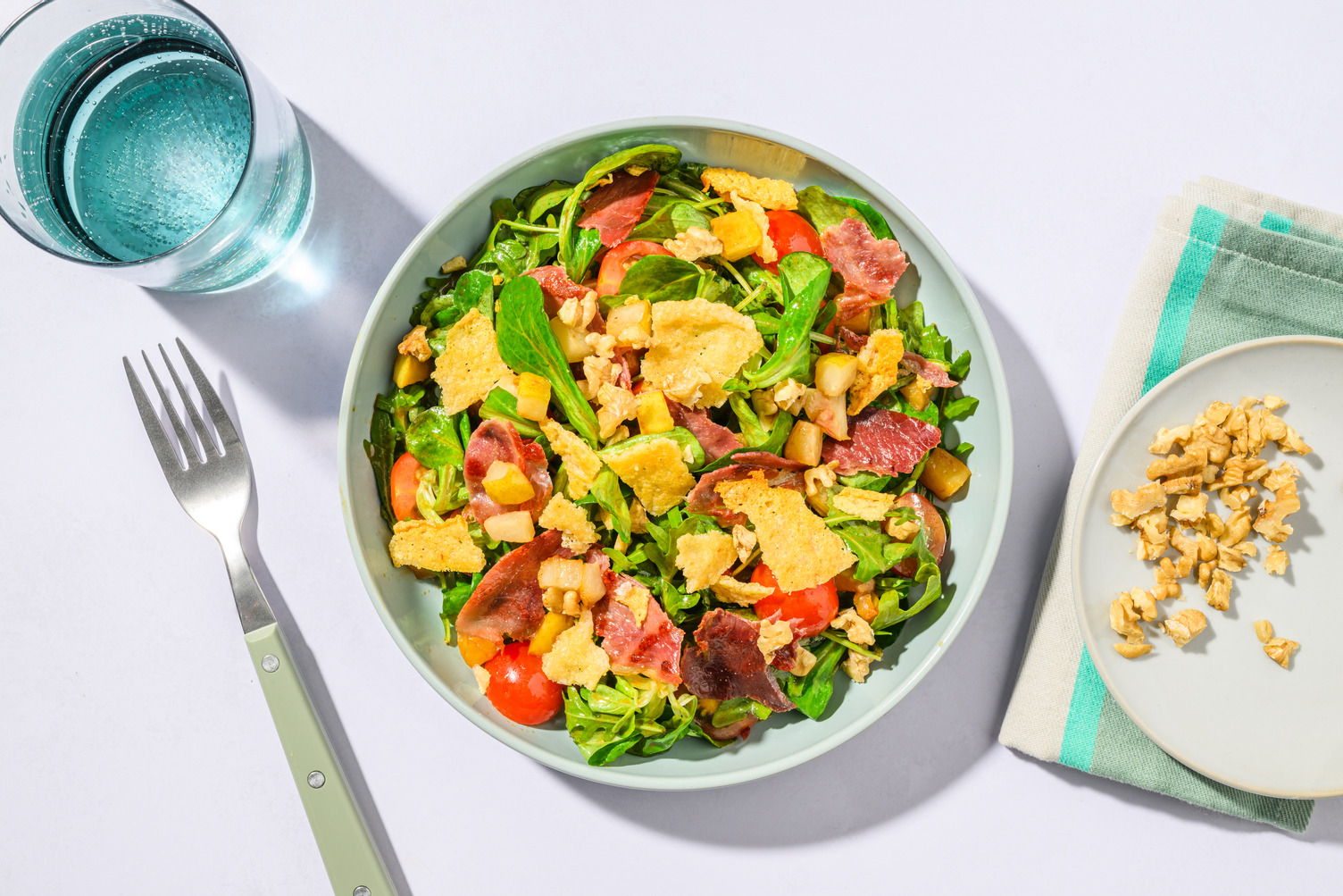 Ensalada con crujientes de jamón serrano de Teruel y queso