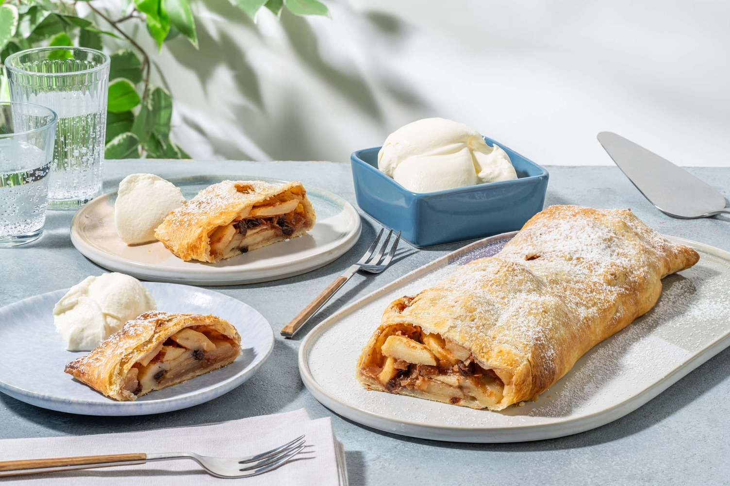 Strudel feuilleté aux pommes et crème fouettée