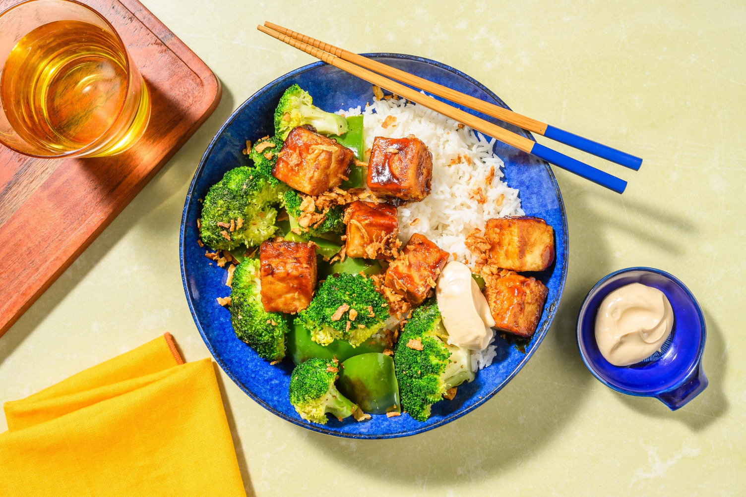 Sticky tofu og stegte grøntsager