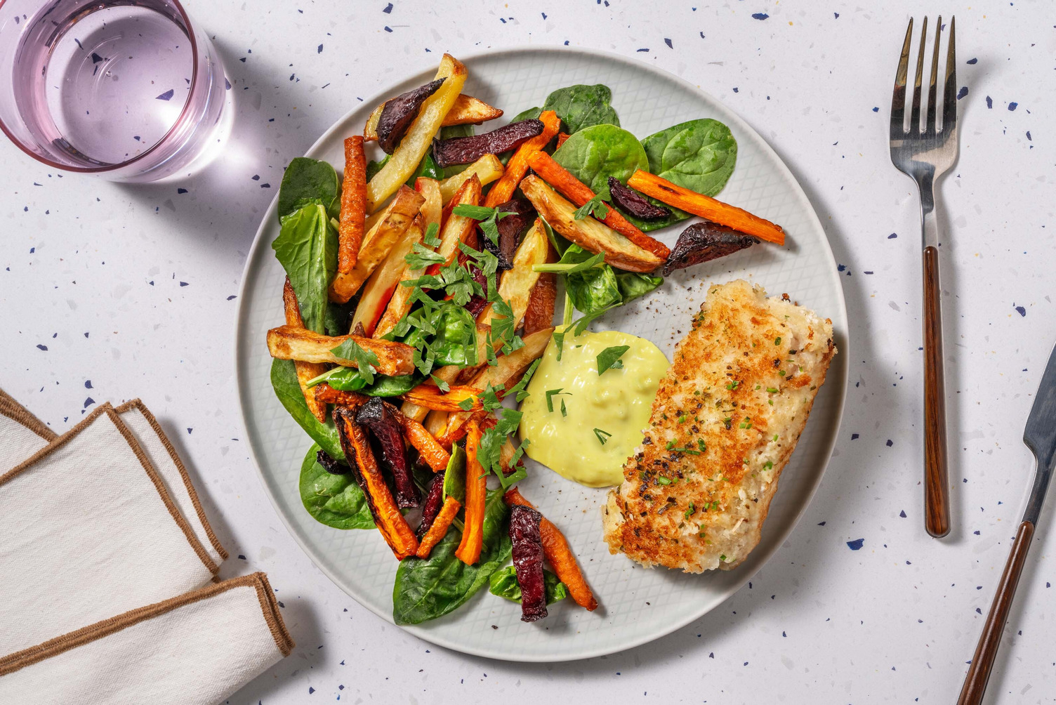 Za'atar-paneret hvid fisk og regnbuefritter