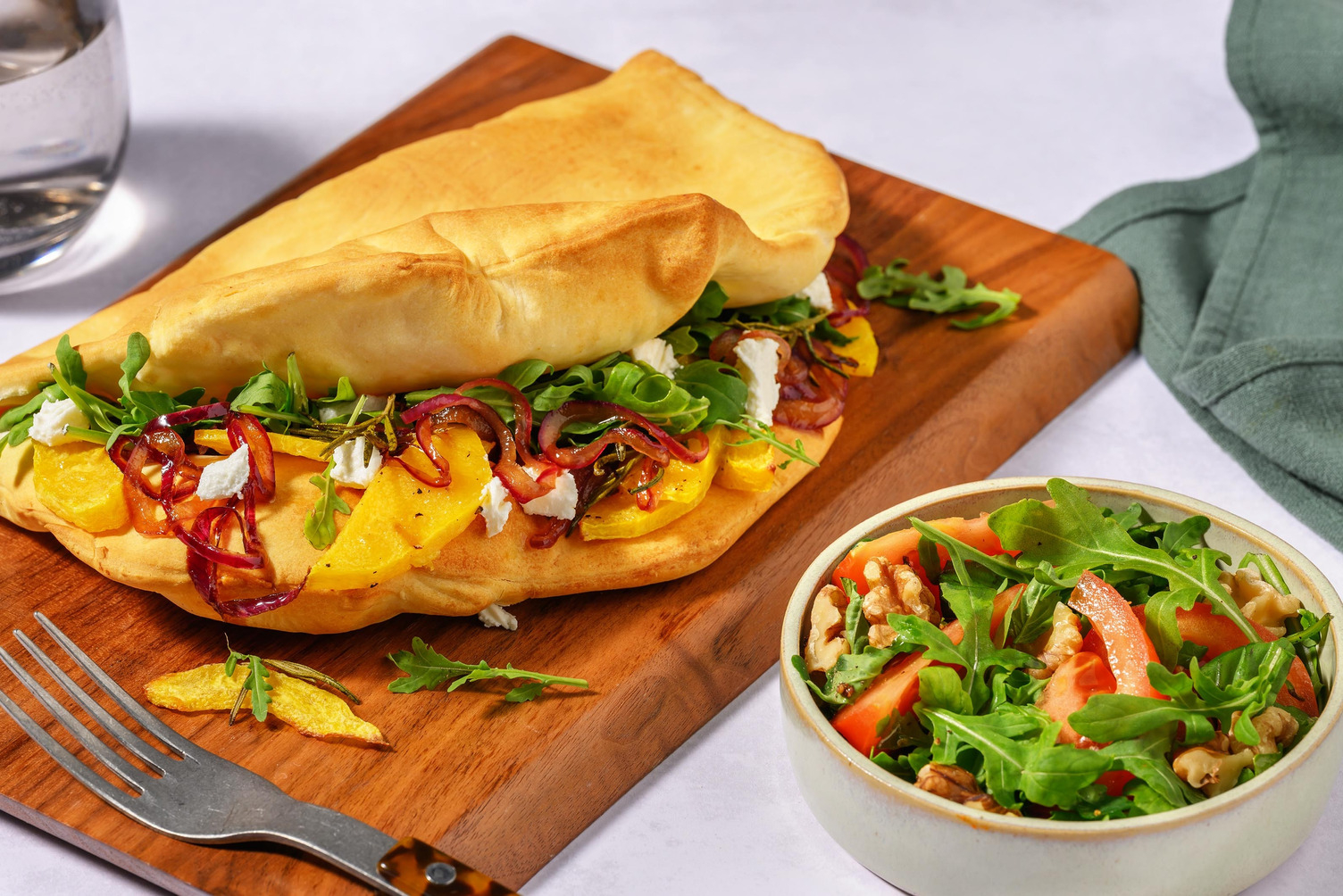 Bagt gedeost- og græskar-pizzasandwich