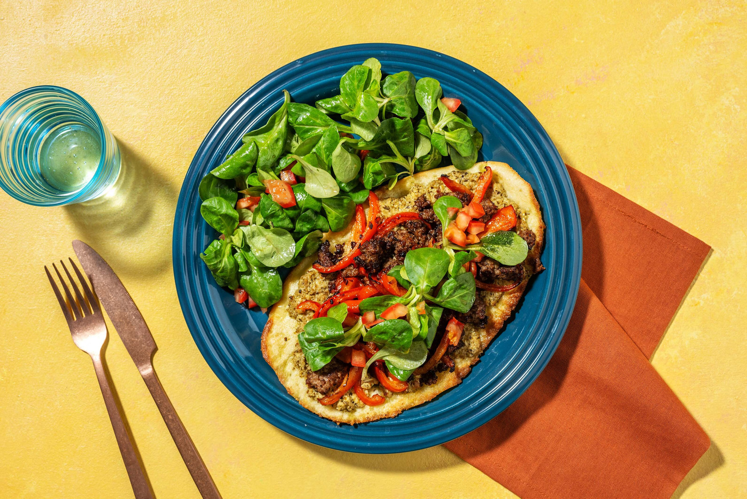 Naanpizza met pesto-roomkaas en rundergehakt
