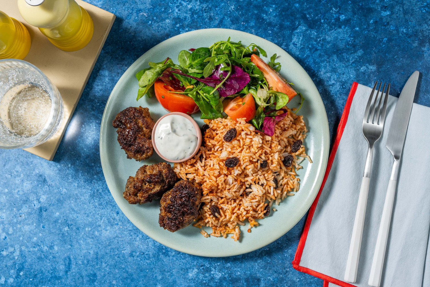 Rindfleischköfte auf goldenem Aprikosen-Reis