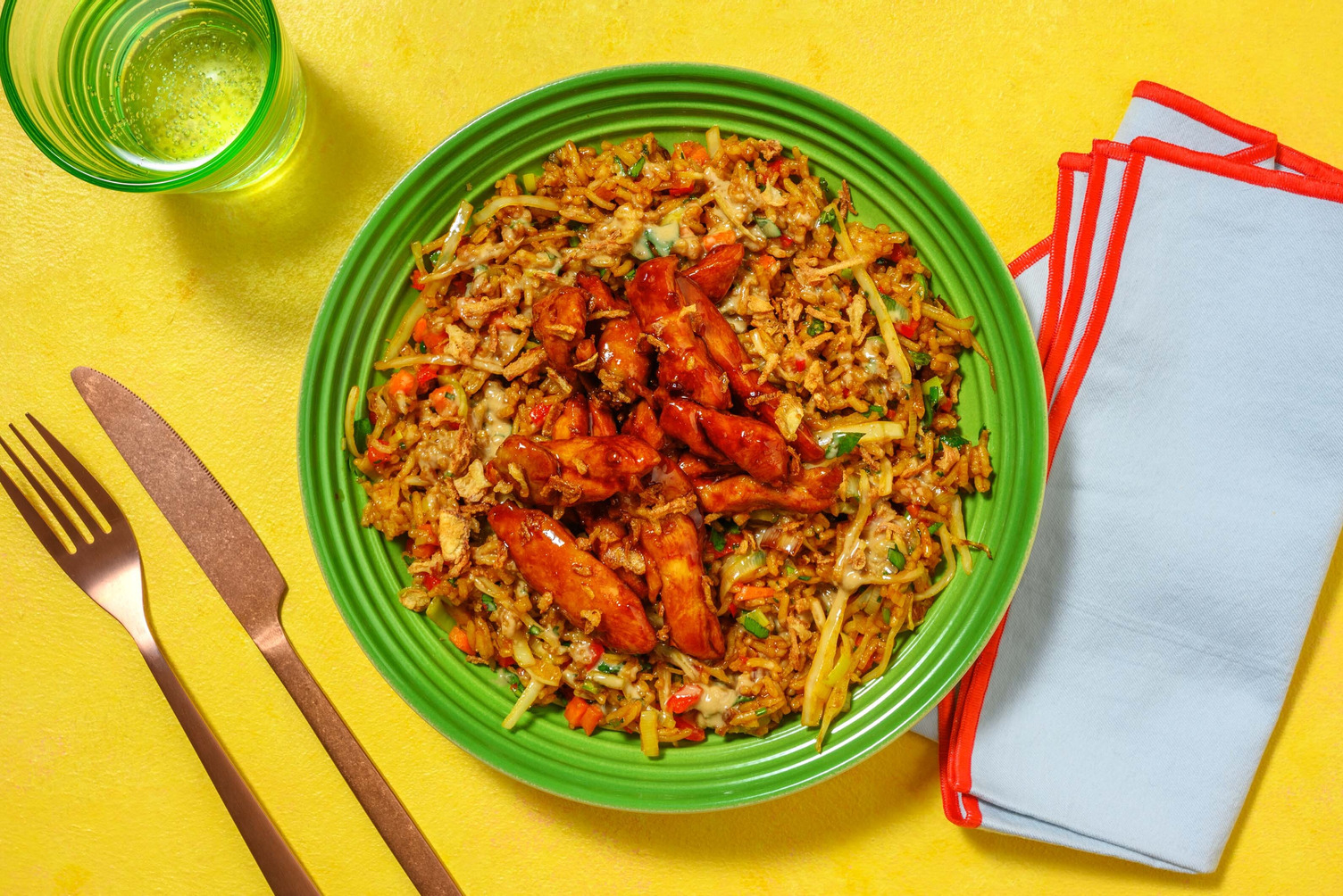 Snelle nasi met sticky kippendijreepjes