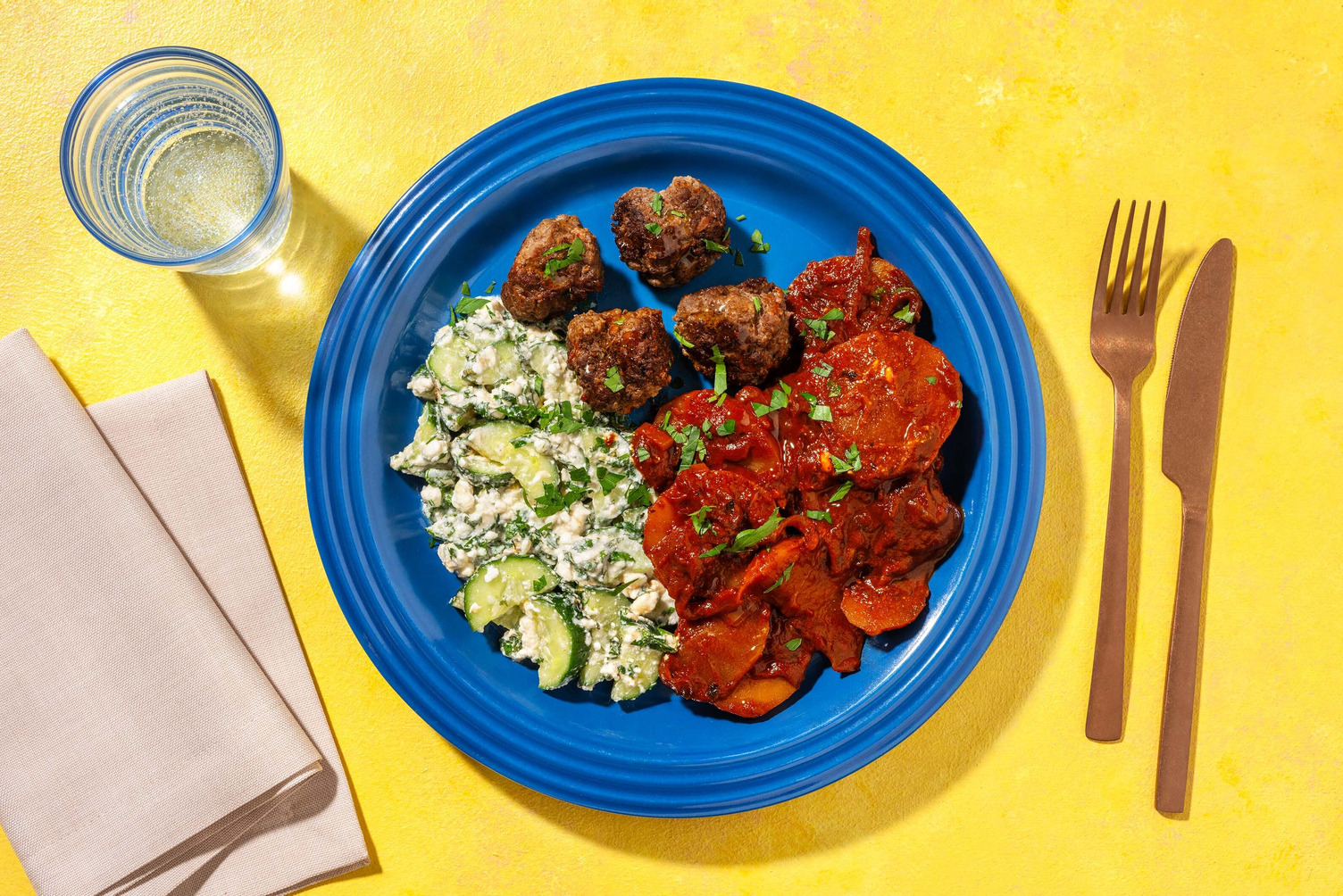 Boulettes de viande aux épices kefta et salade en vinaigrette à la feta