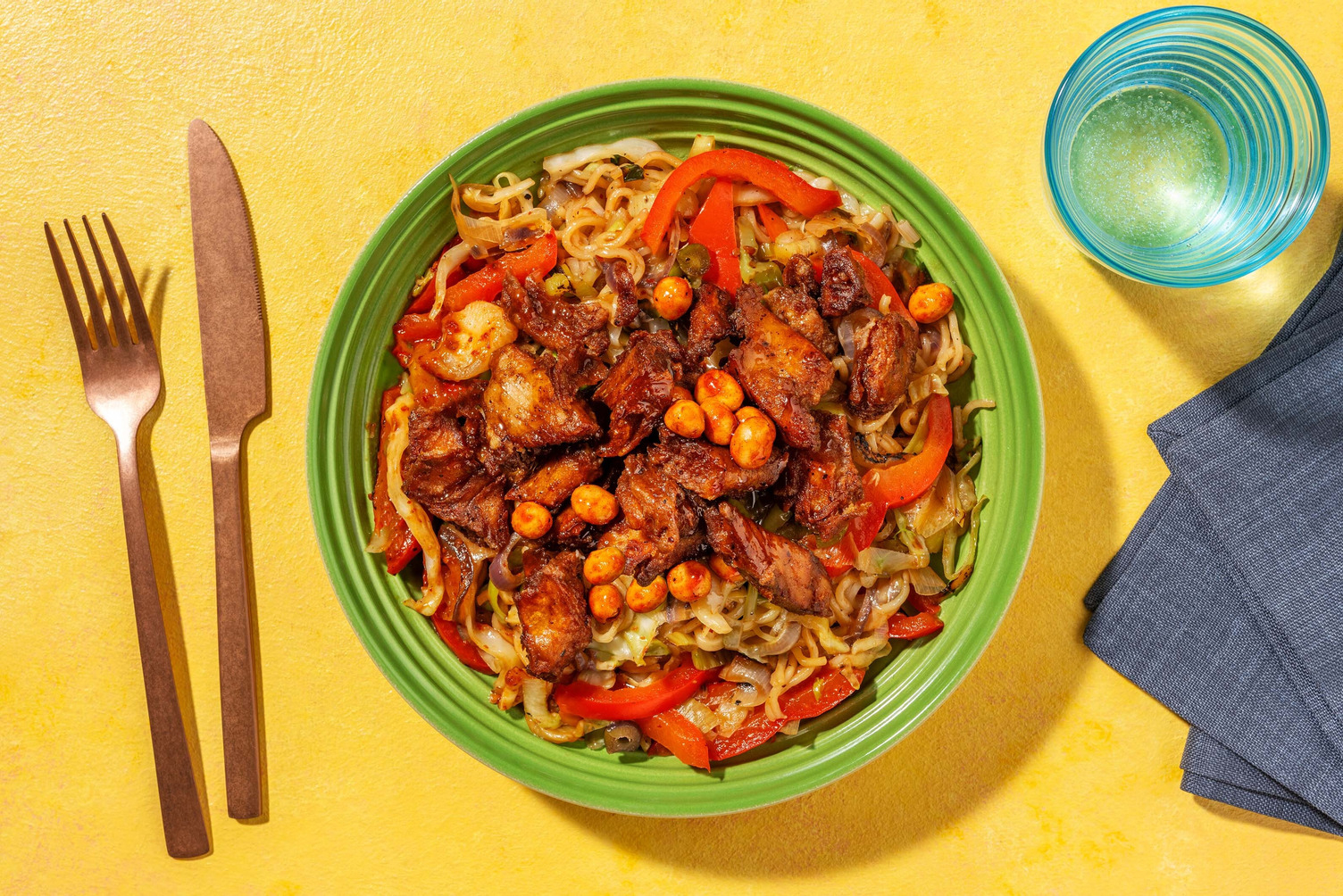 Noedels met veggie rundvleesstukjes en hoisinsaus