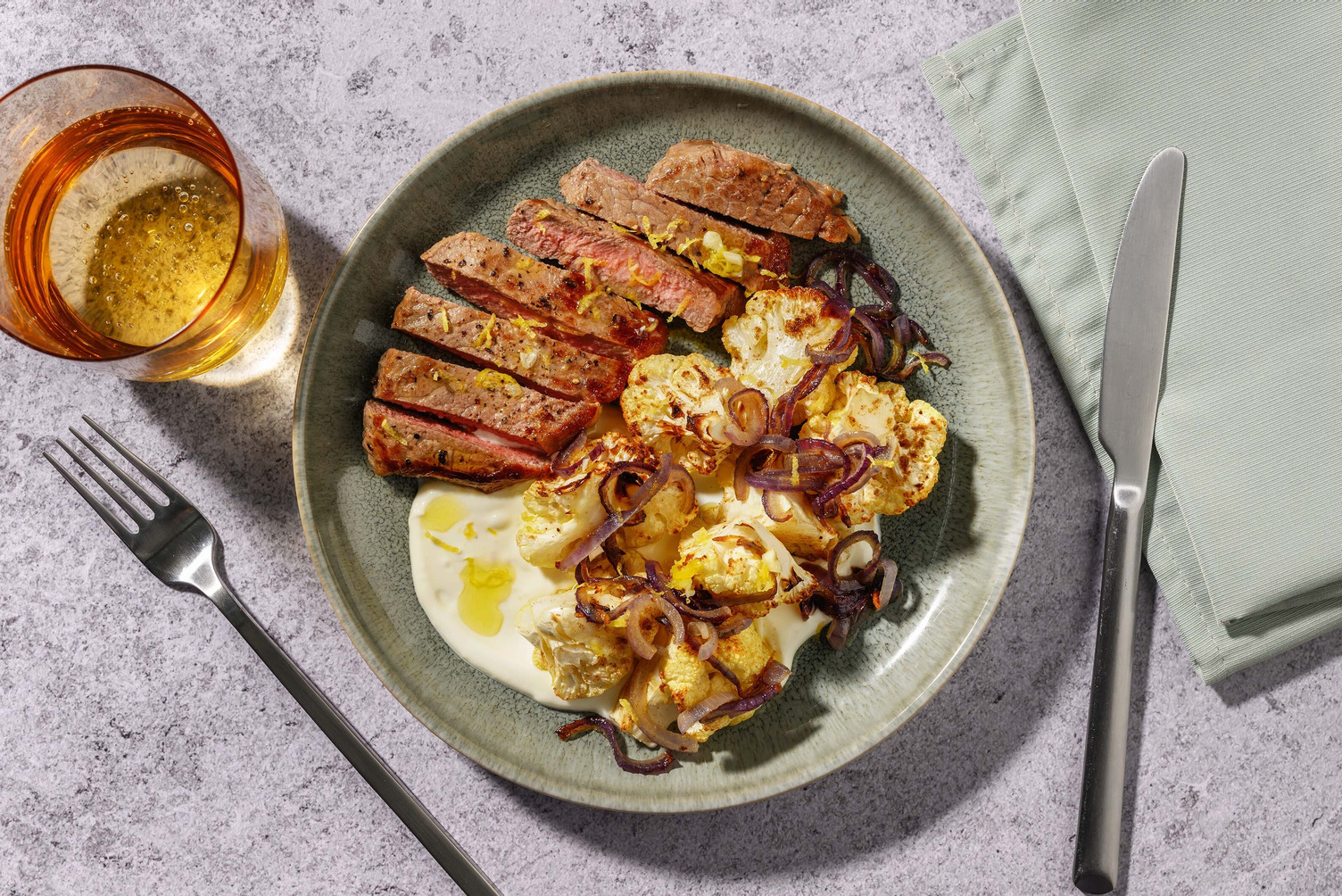 Tagliata di manzo e salsa yogurt al limone