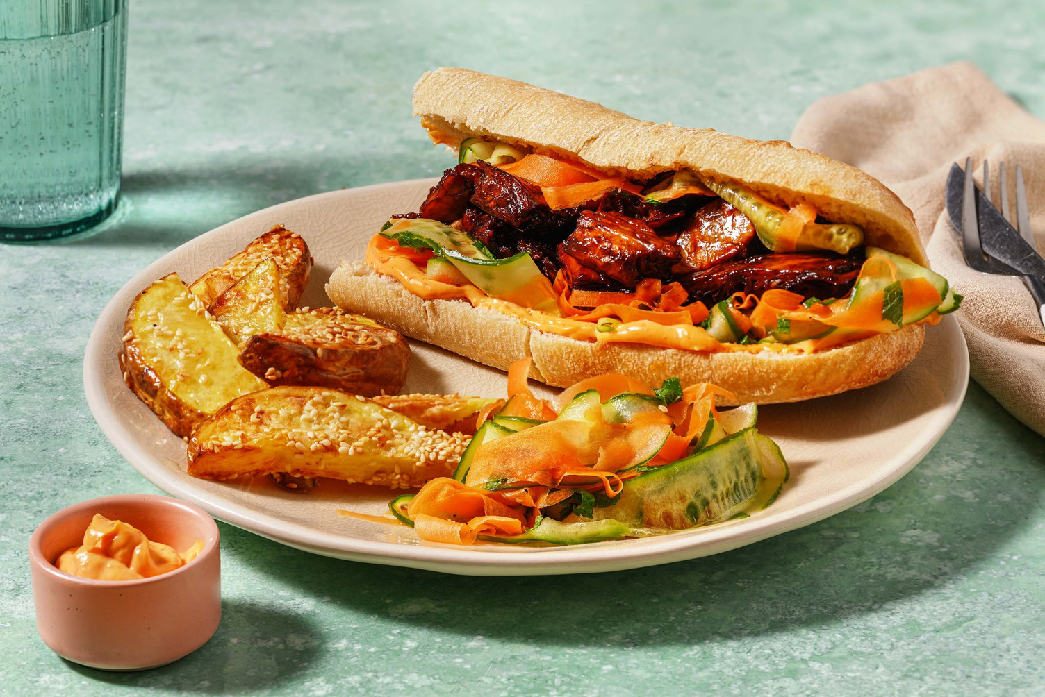 Vietnamesisk banh mi og glaserede veggiestrimler med bacon