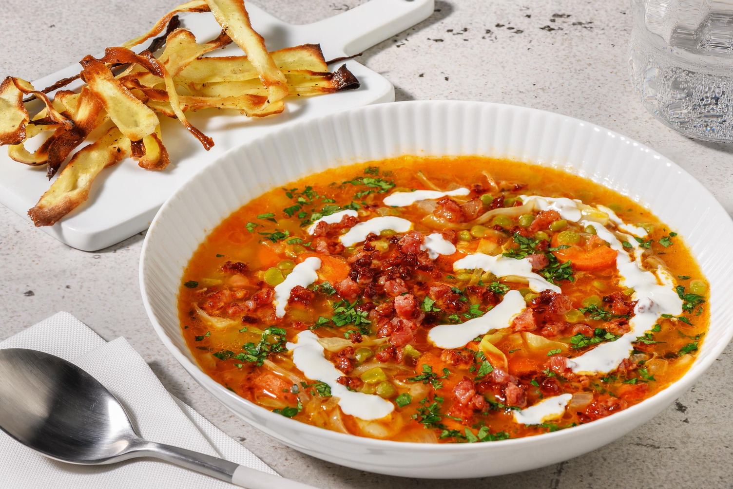 Rustik bacon-, lins- och kålsoppa