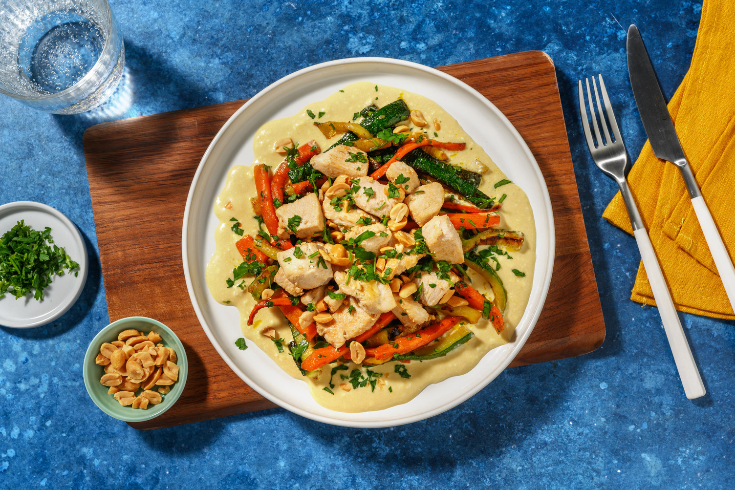 Extra de dados de pollo sobre cremoso de queso griego