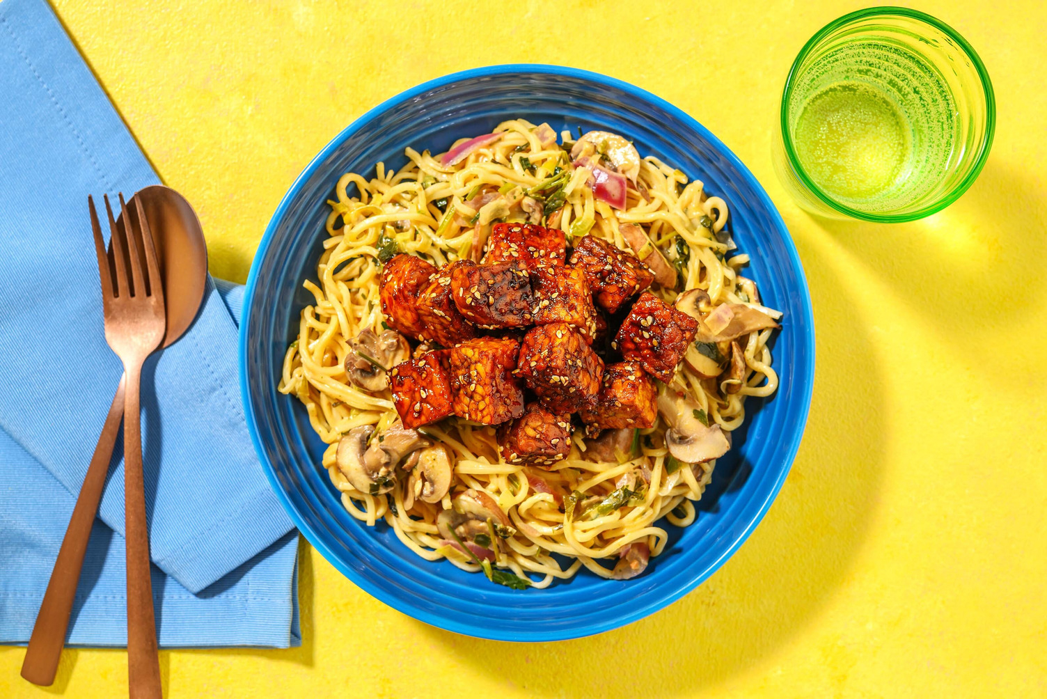 Romige pindakaasnoedels met sticky tempeh