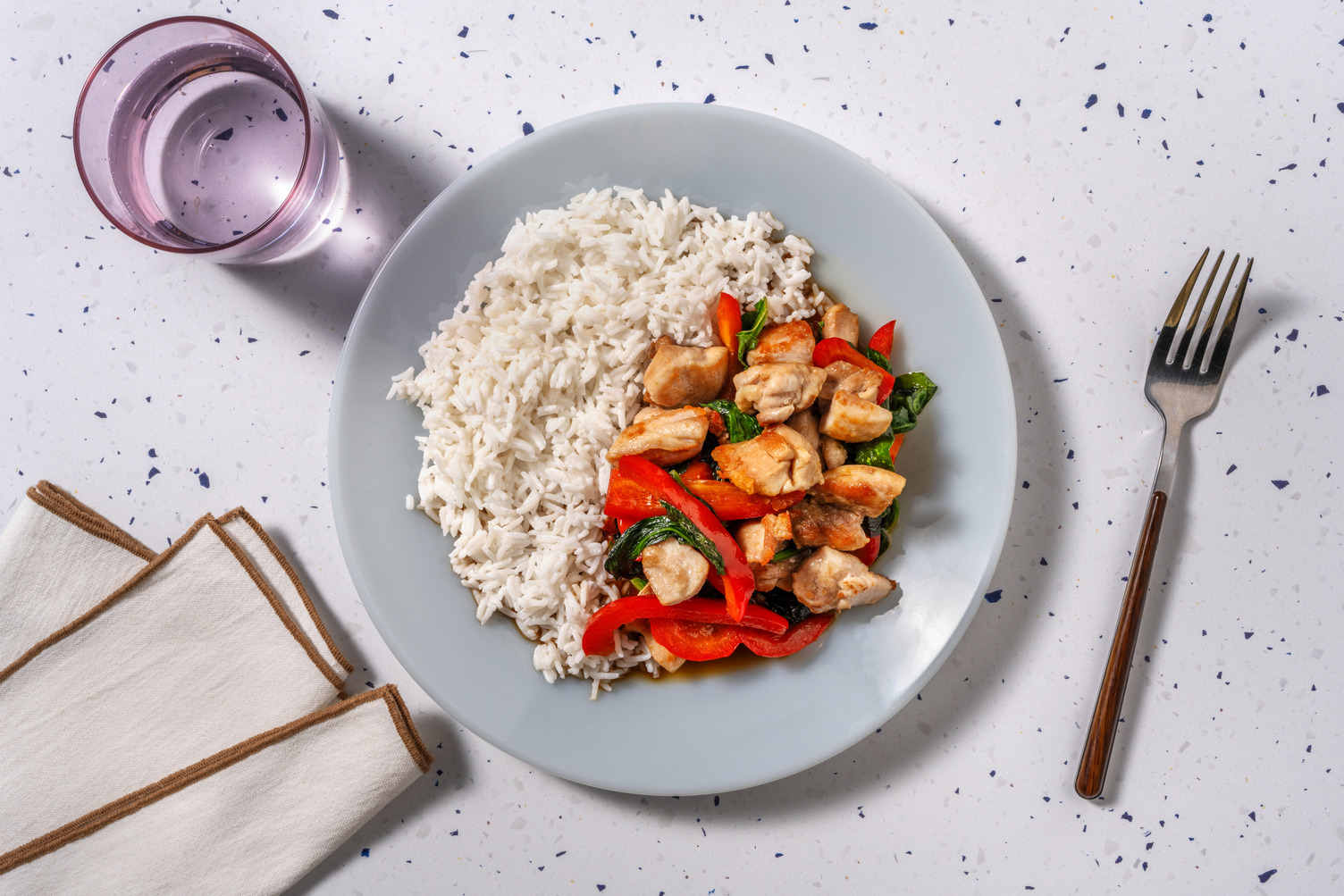 Pollo salteado al estilo asiático