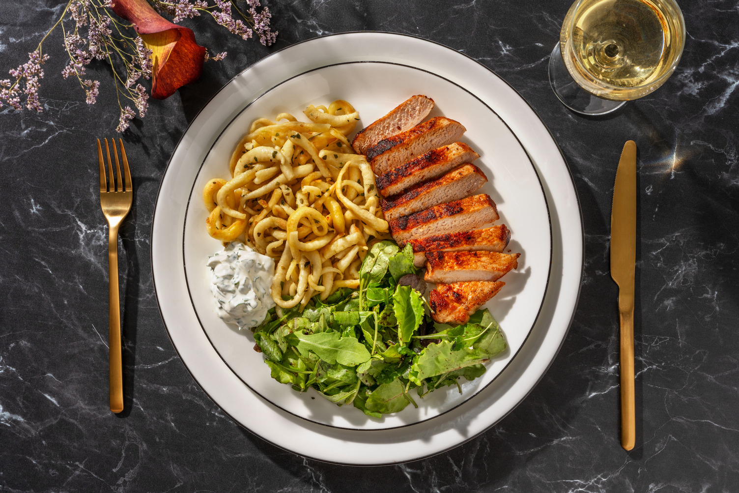 Schweinelachssteak auf Kräuterbutter-Spätzle