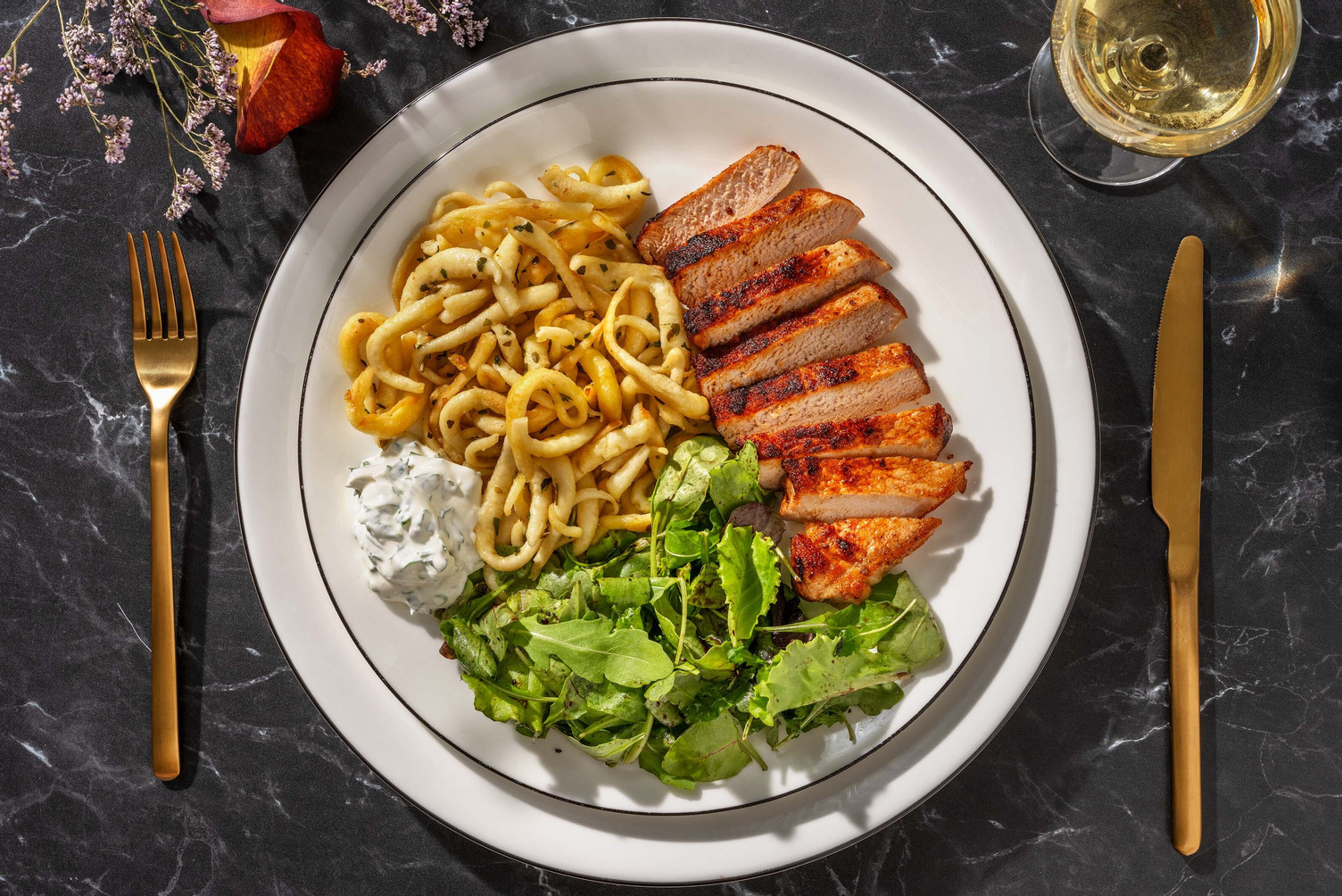 Schweinelachssteak auf Kräuterbutter-Spätzle