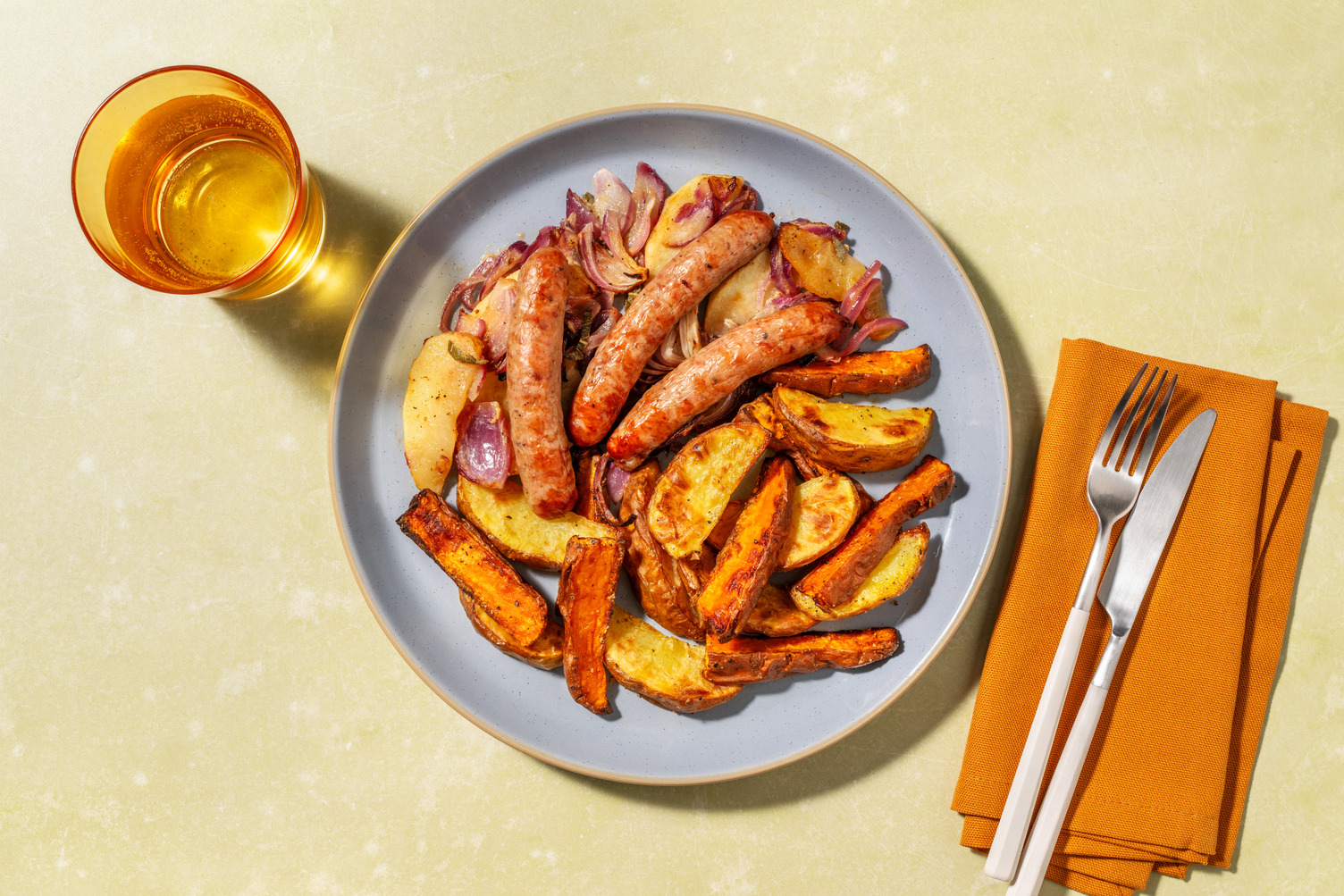 Salchichas con salsa de mostaza y salvia