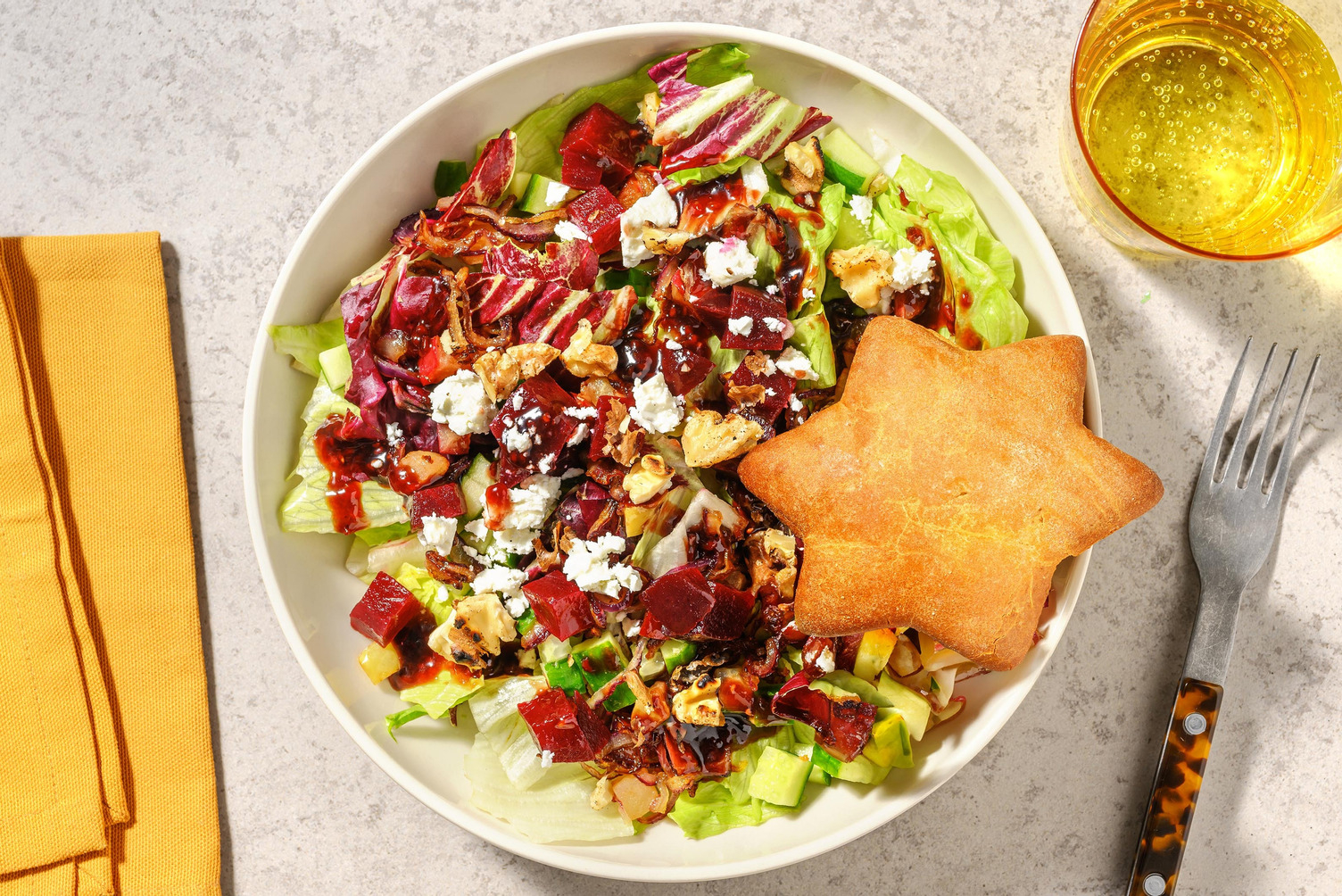 Salade garnie de betterave et fromage de chèvre