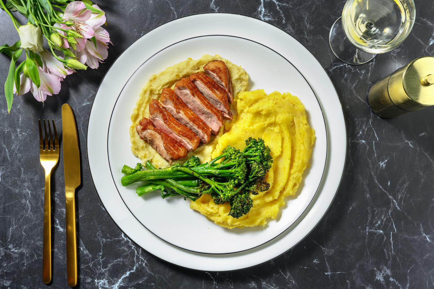 Magret de pato con compota de manzana