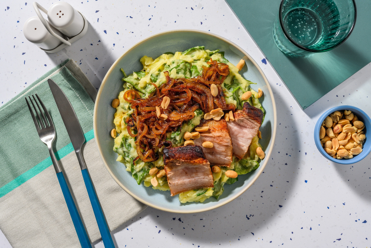 Poitrine de porc laquée et cacahuètes salées