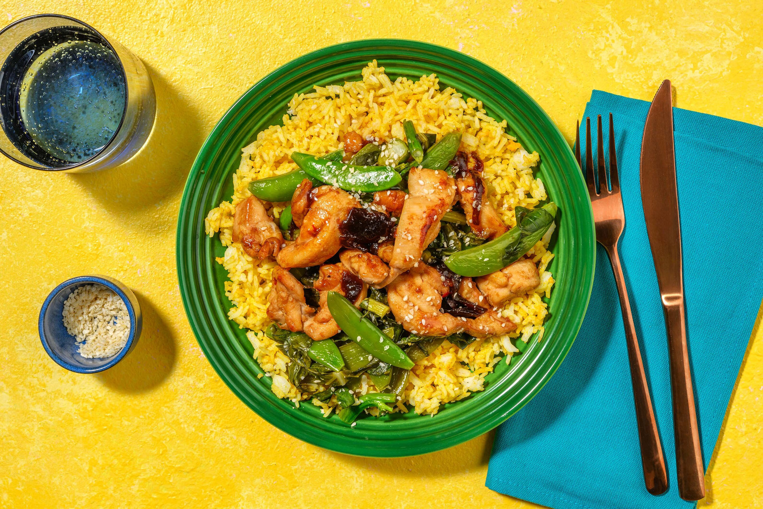 Kippendijreepjes in zwarteknoflooksaus