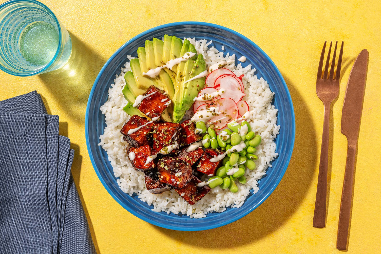 Pokébowl met sticky tofu, avocado en sojabonen