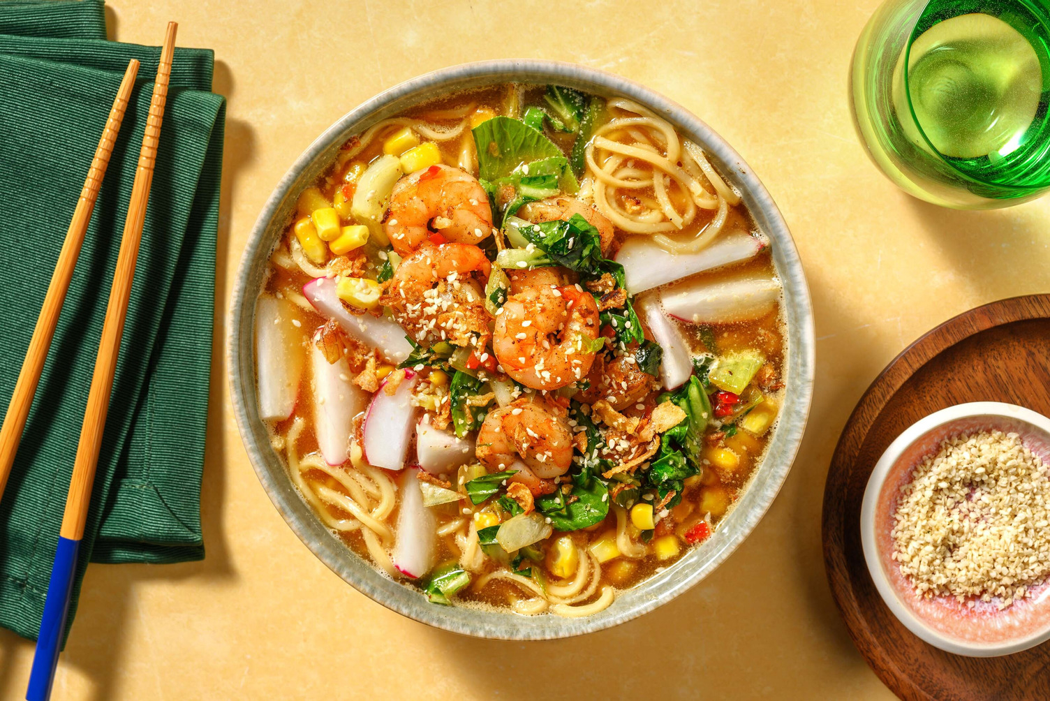 Noedelsoep met garnalen en paksoi