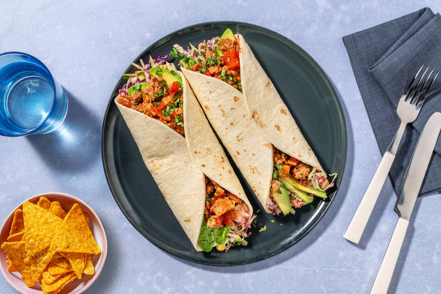 Kipwraps met zoet-pikante chilisaus en avocado