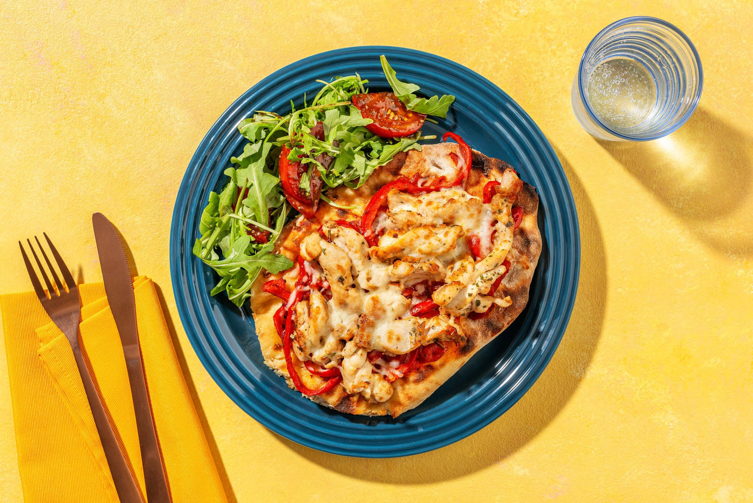 Pizza sur pain plat au poulet et poivron pointu