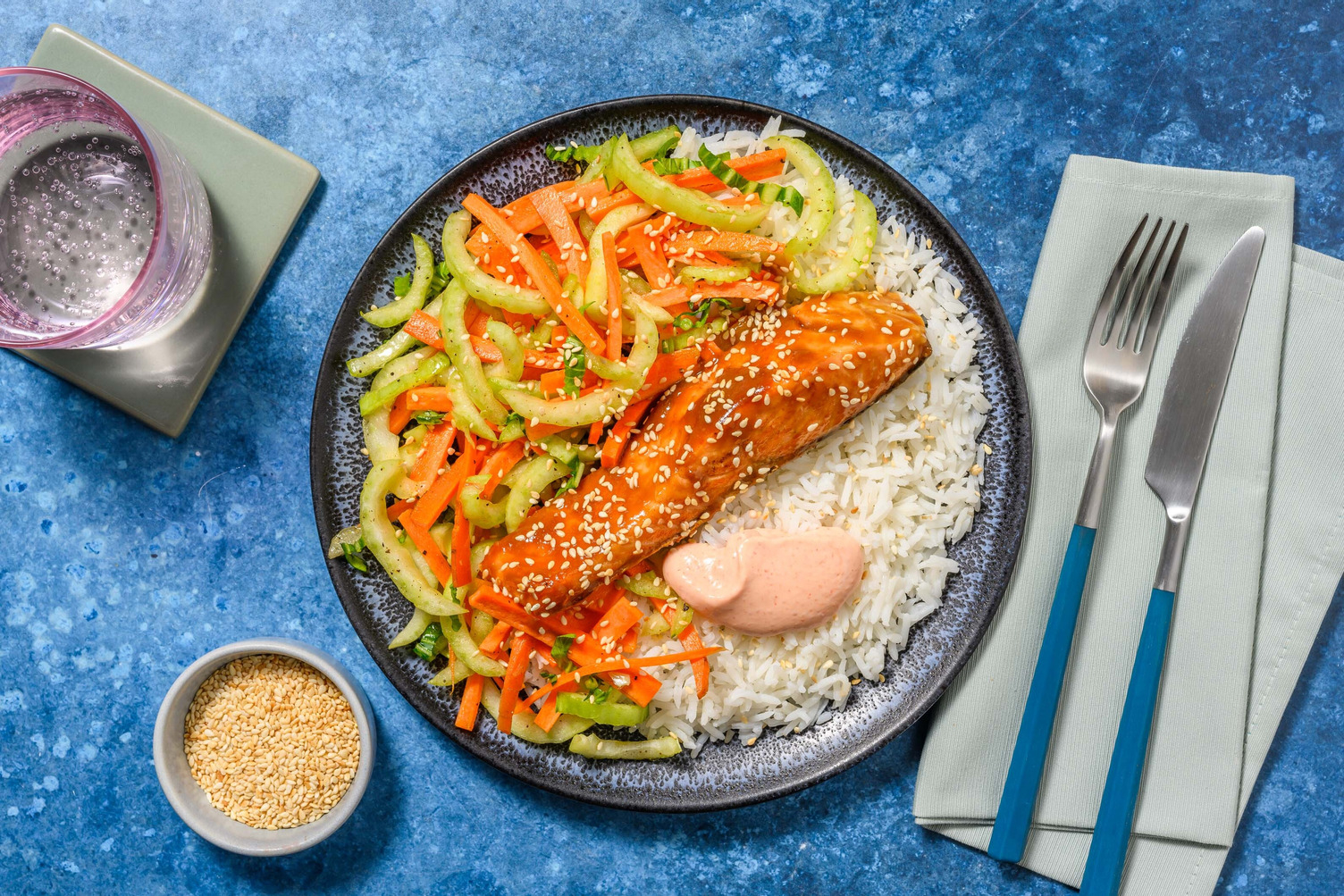 Snabb misoglaserad lax och sesamfrön