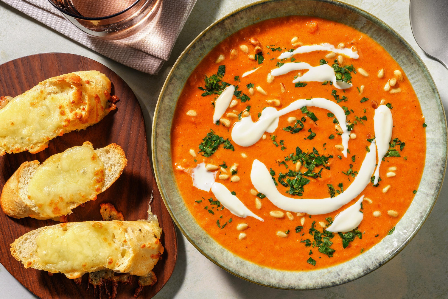 Cremet tomat- og grøntsagssuppe med ternet bacon