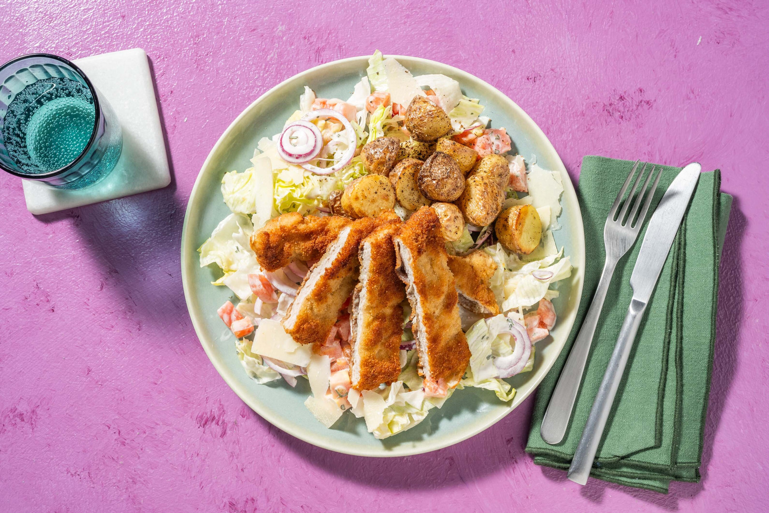 Salade met schnitzelreepjes en gebakken patatjes