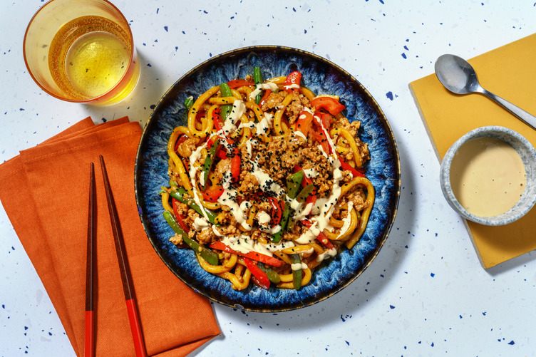 Fideos udon con cerdo y verduras con semillas negras