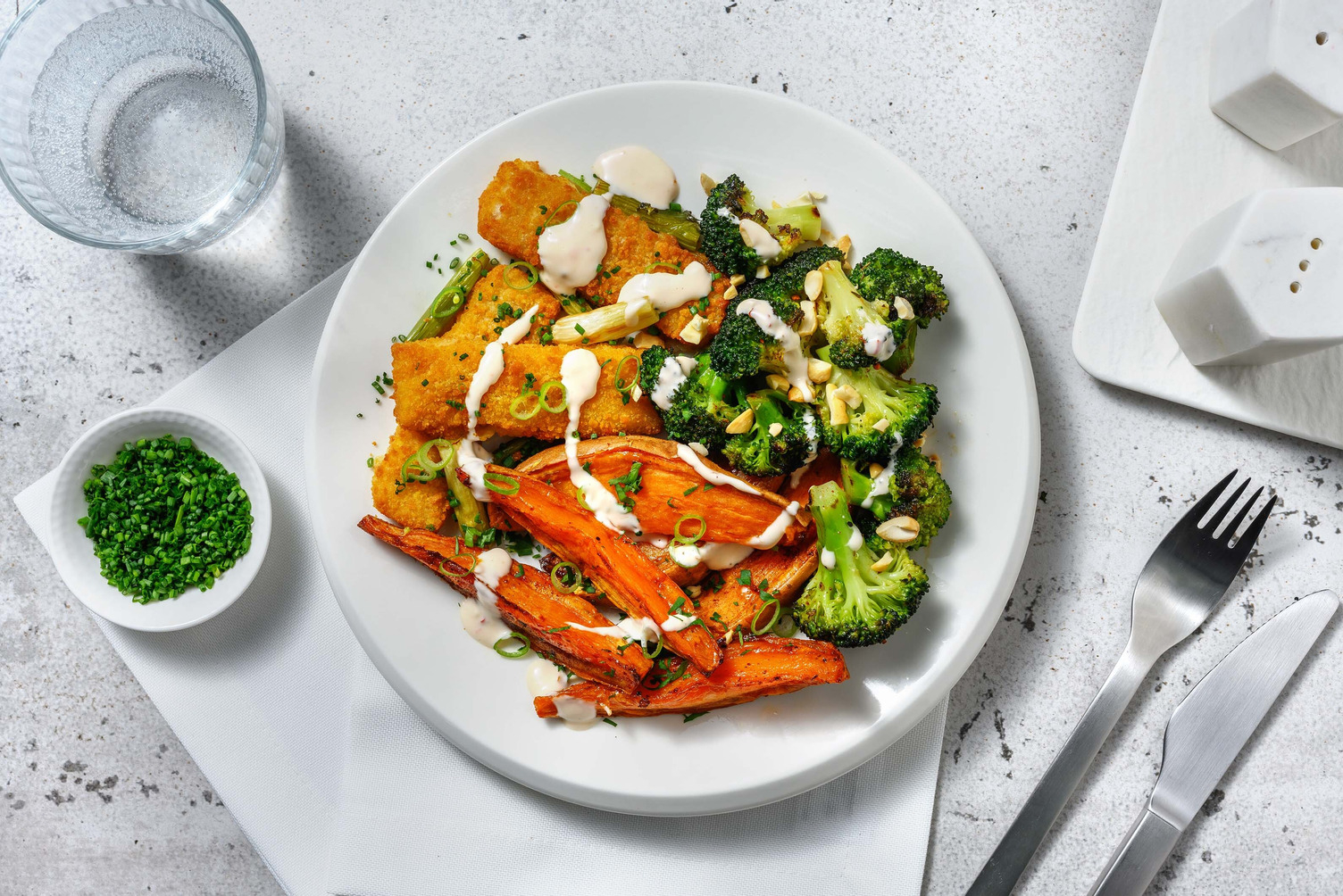 Traybake met vegan fish sticks