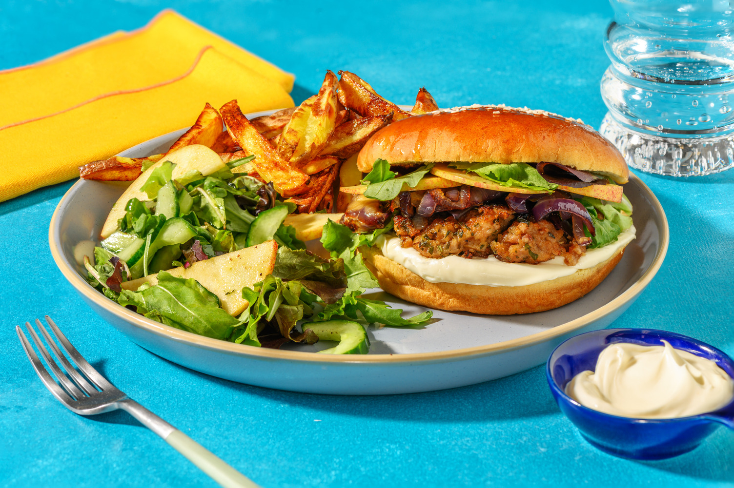 Zelfgemaakte kipburger met frietjes