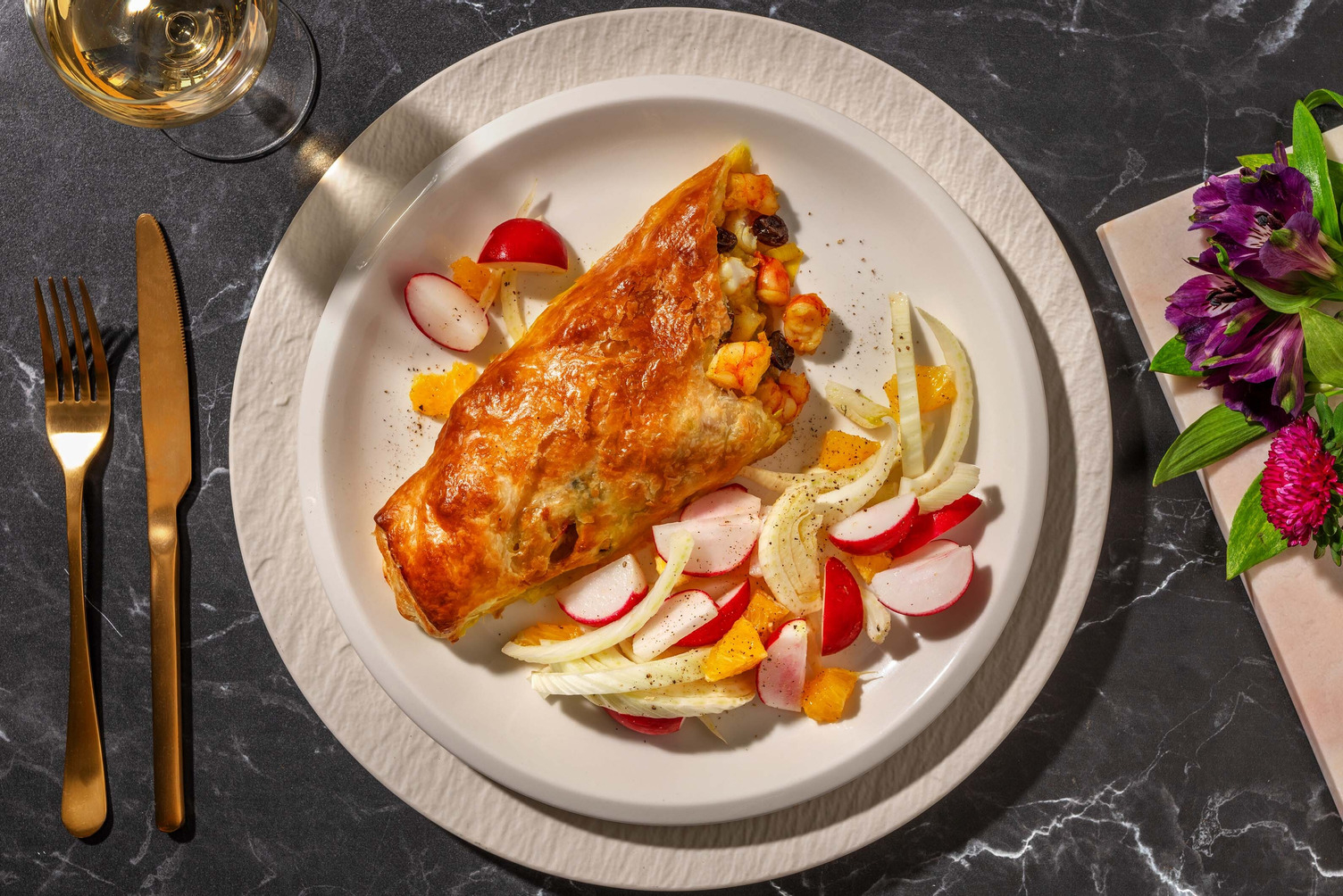 Strüdel salato alle mazzancolle, mela e curry