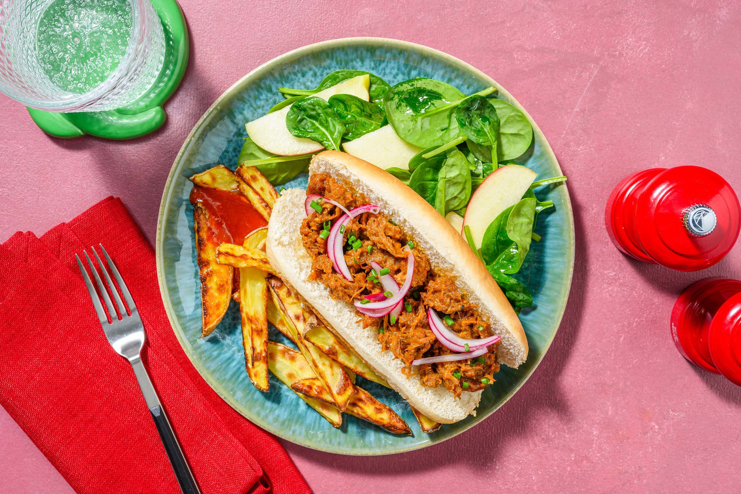 BBQ-glaseret pulled pork-hotdogs