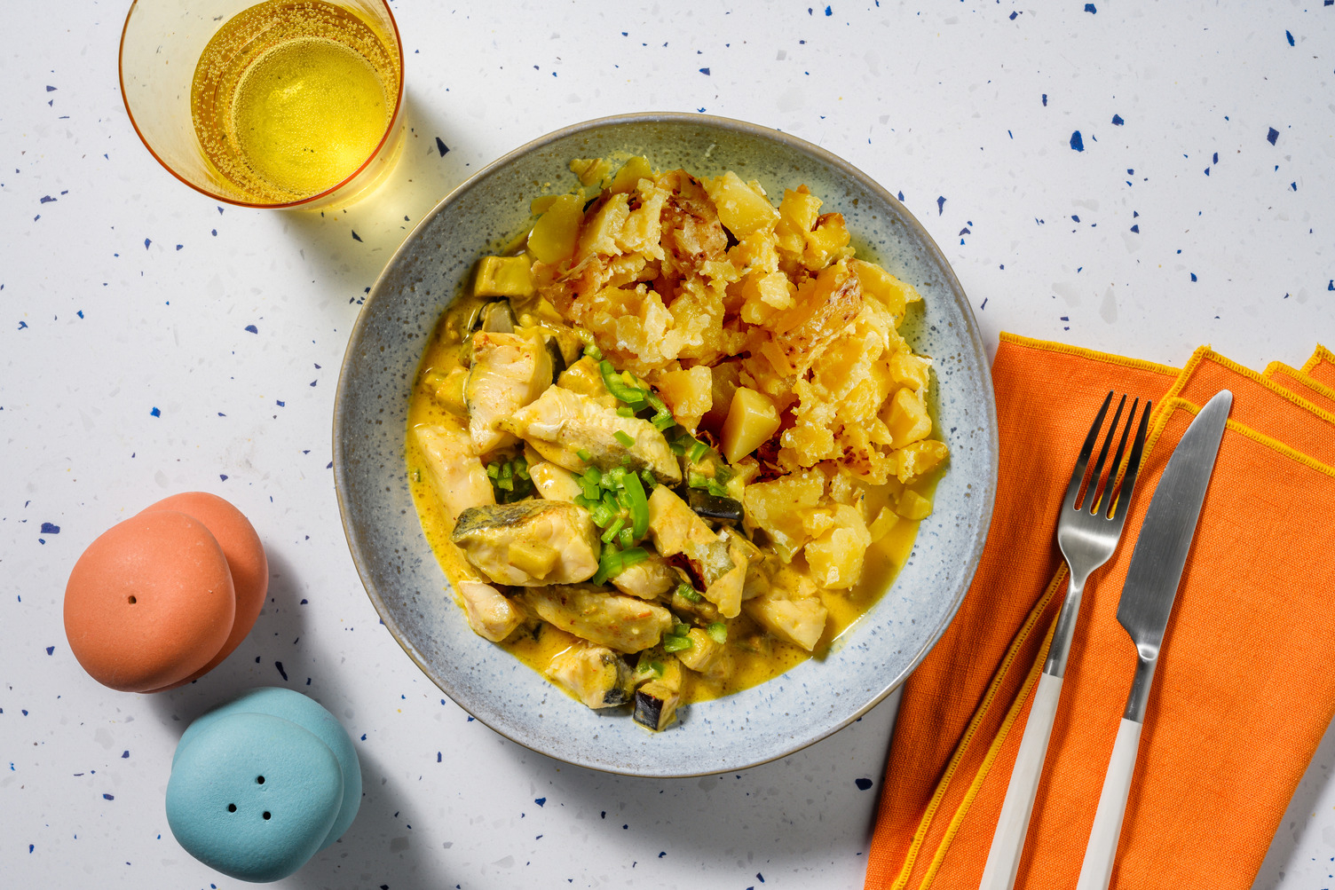 Tiras de merluza al curry con berenjena