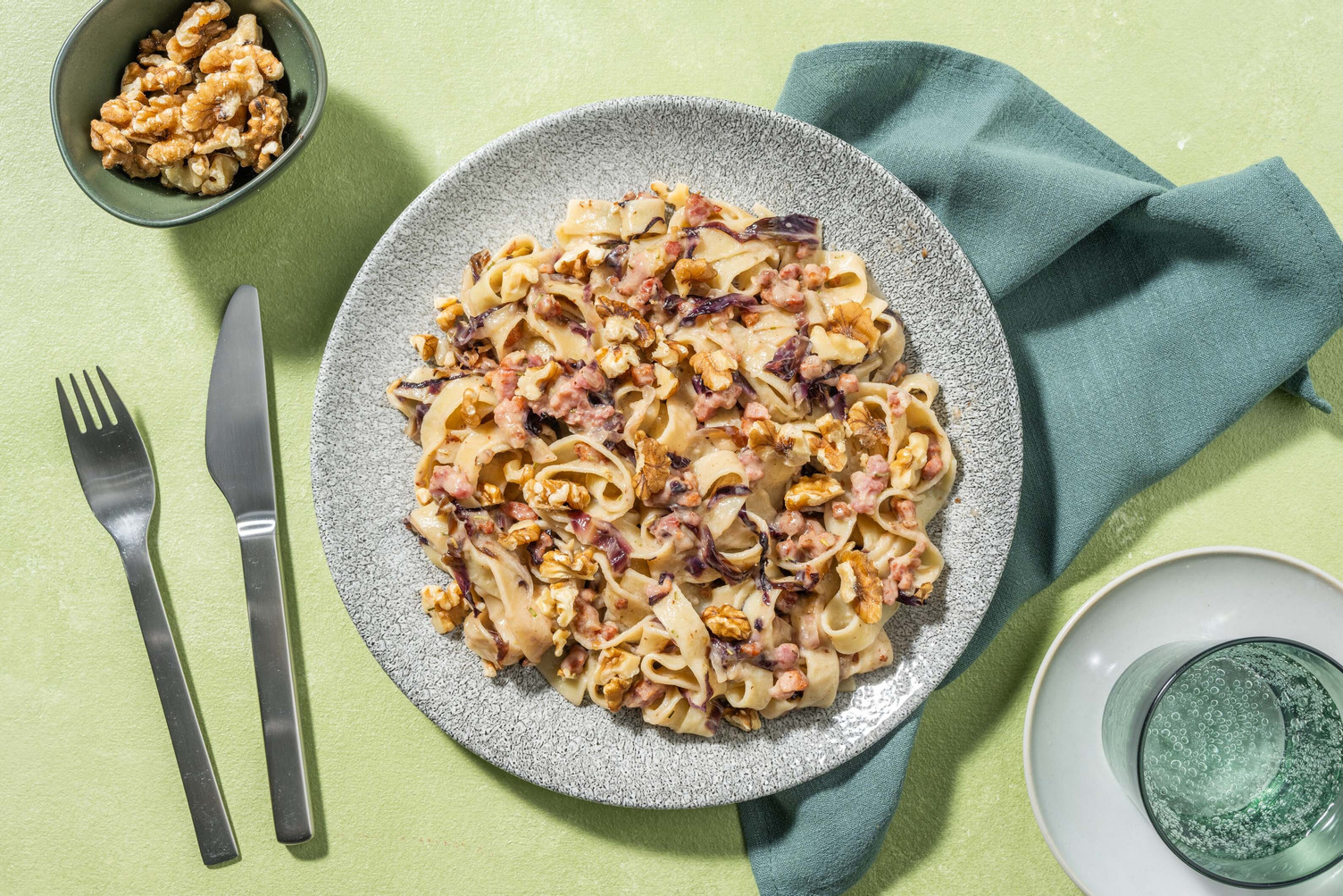 Fettuccine al radicchio, pancetta e noci