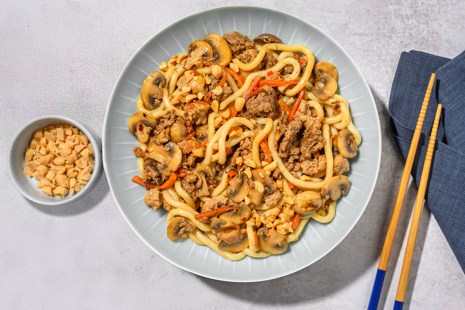 Làcháng chǎomiàn - Udon saltati alla salsiccia e funghi