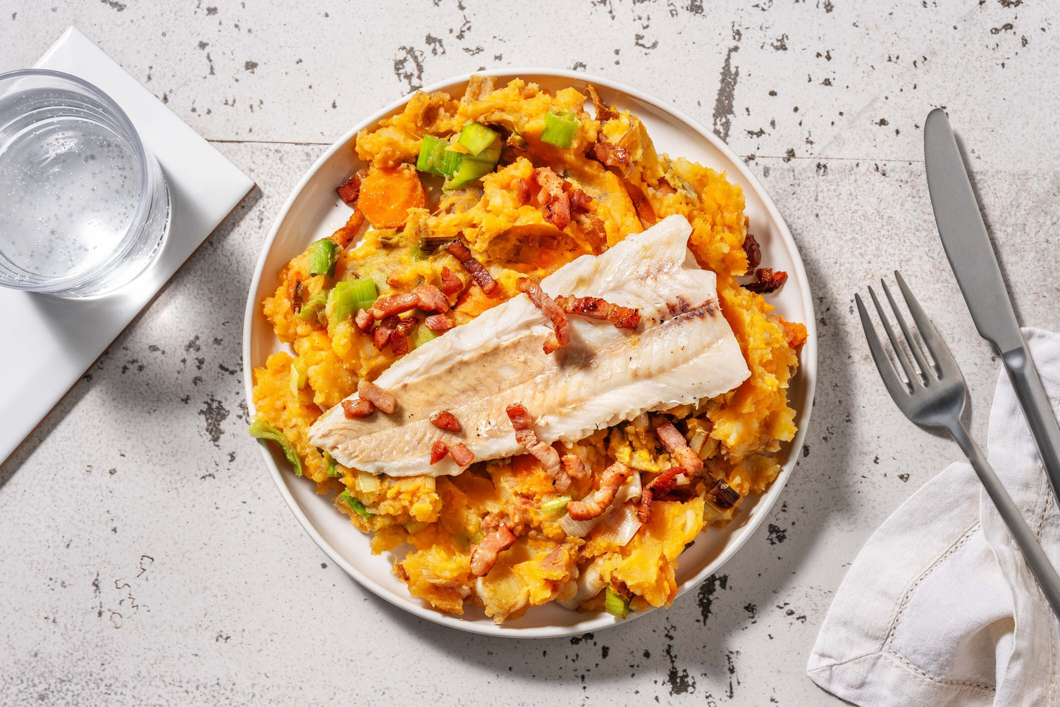 Heekfilet met zoete-aardappelpuree en spekjes