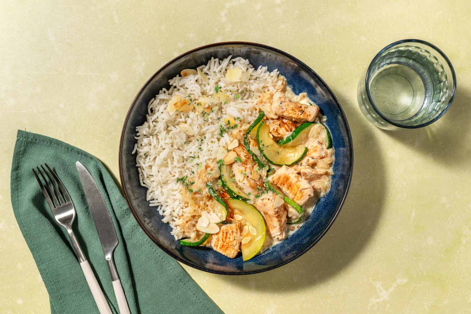 Dados de pollo en salsa cremosa de almendras