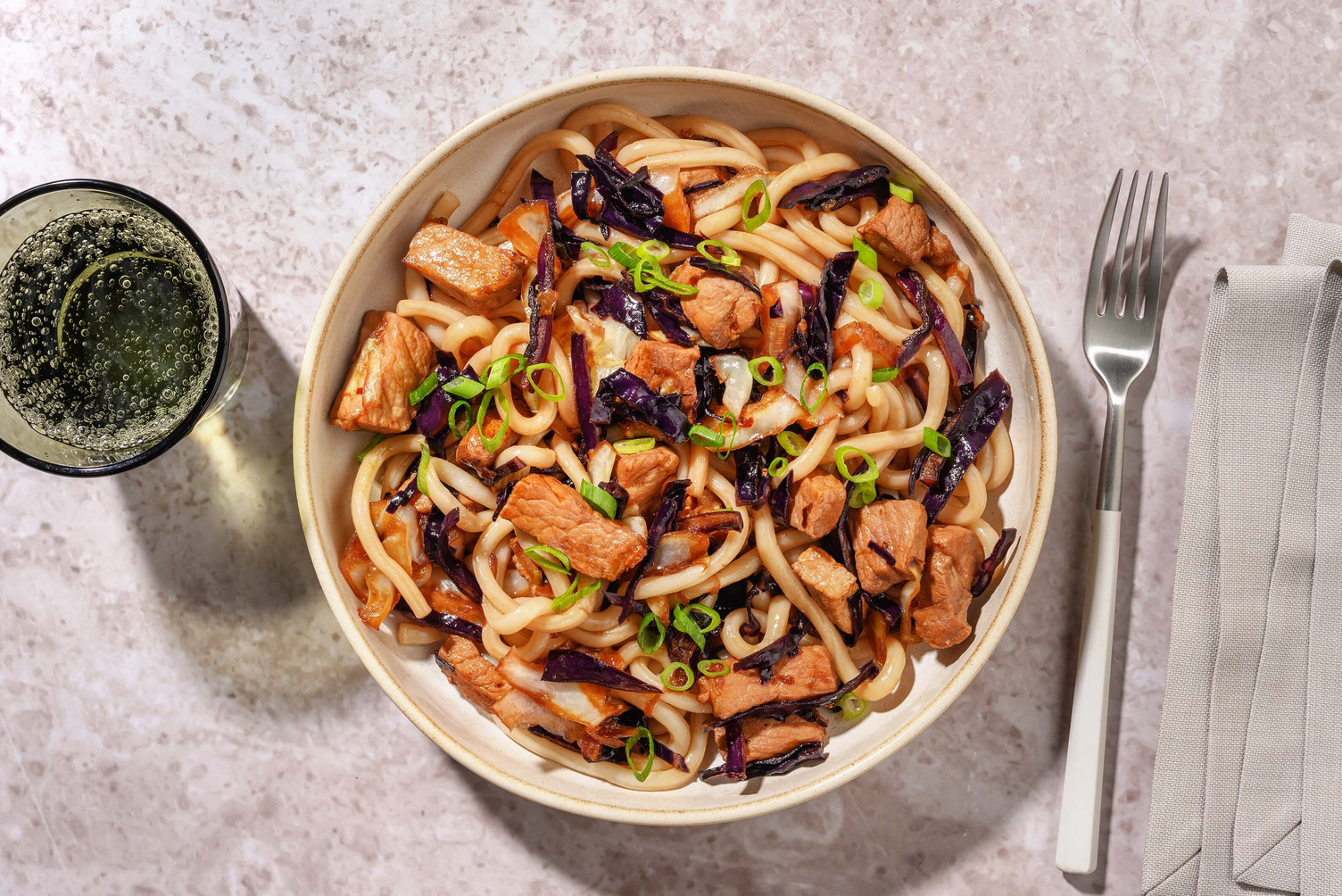 Udon saltati al maiale e cipollotto