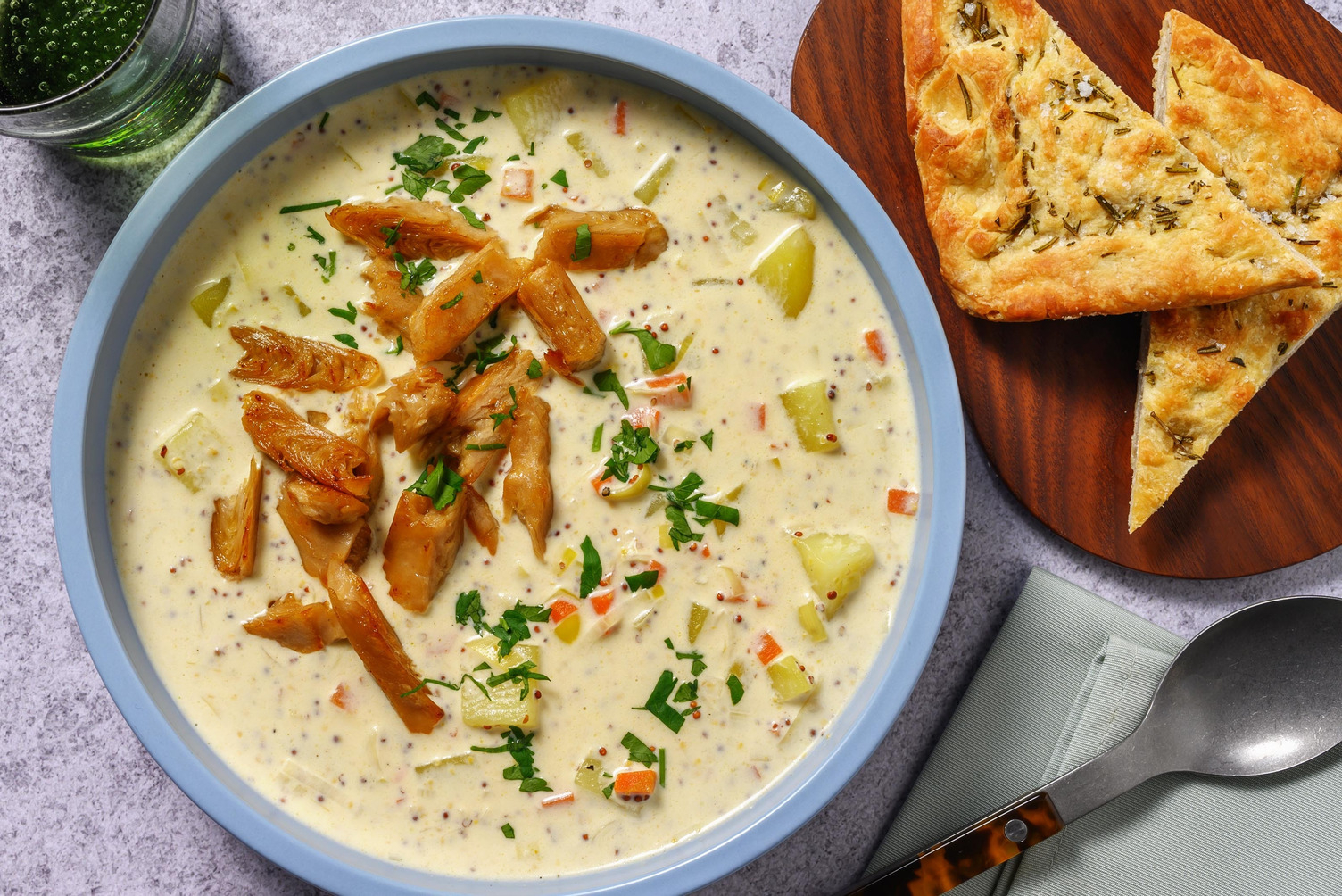 Potet- og purresuppe med sprø vegetarbiter